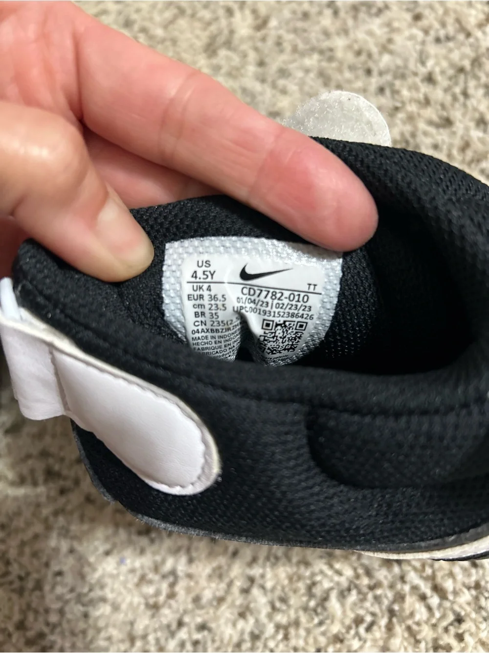 Nike Kids Court Borough Mid 2 Black and White Sneakers Size 4.5Y EUC